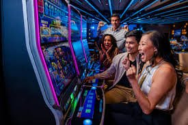 Panel promosi kolatogel menampilkan bonus cashback mingguan yang didasarkan pada angka aktivitas